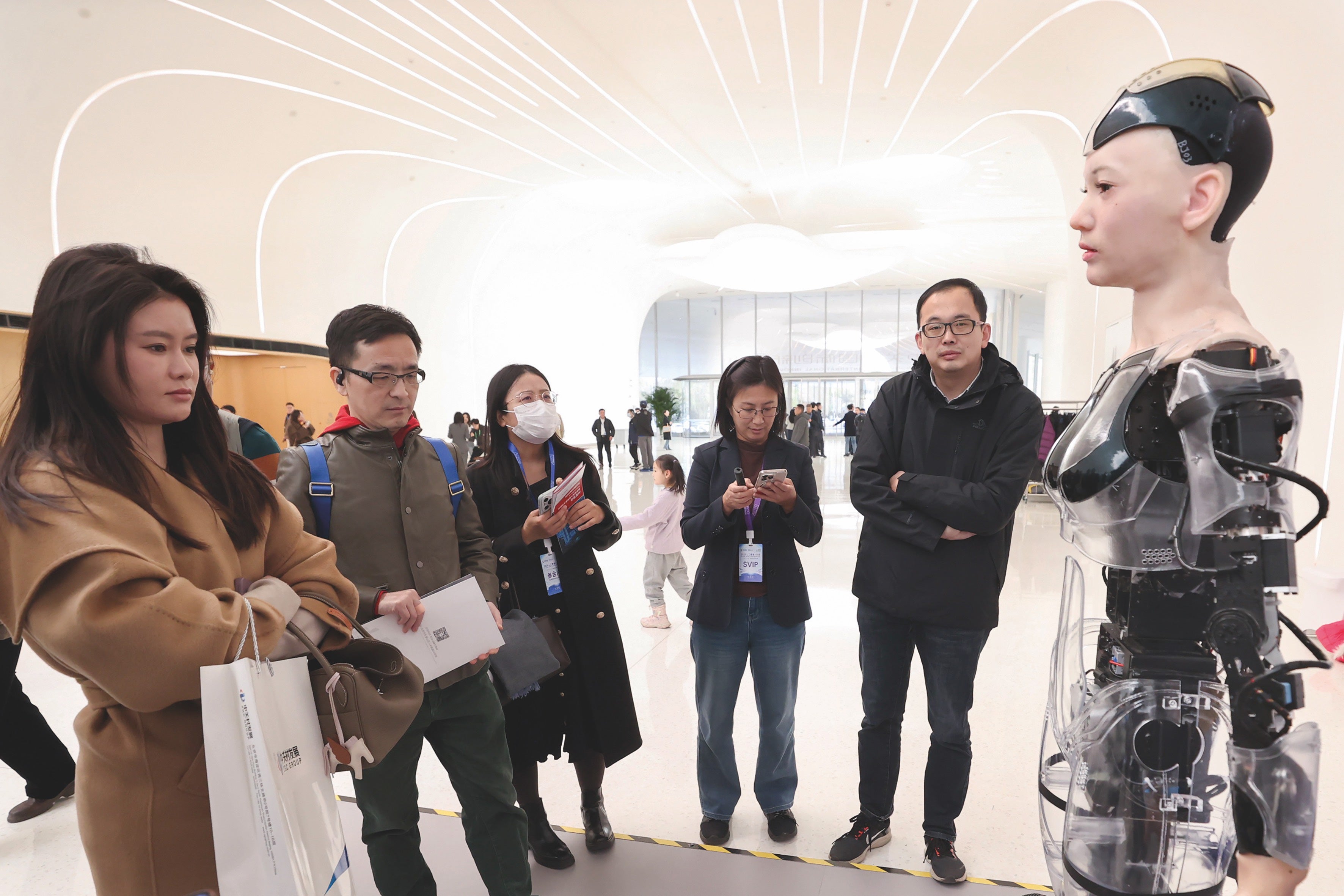 «Donde la tecnología está madura y solo se trata de fabricar y ejecutar, los chinos superan hoy con creces a europeos y estadounidenses», asegura Wang. Por ejemplo, en la fabricación de chips.