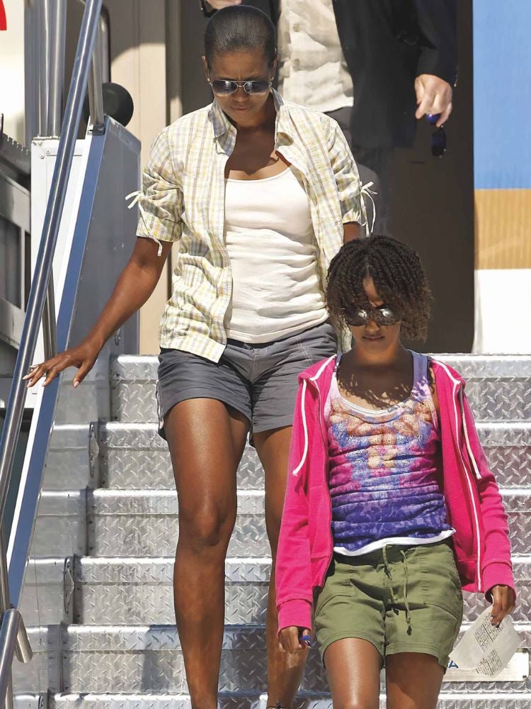 En agosto de 2009, Obama cometió el 'pecado' de llevar bermudas para una caminata por el desierto de Arizona, lo que desató titulares escandalosos como «los shorts que se escucharon en todo el mundo». Ahora comenta con humor: «Han sido los pantalones más conservadores que han pisado el Air Force One. Pero fue un error», reconoce.