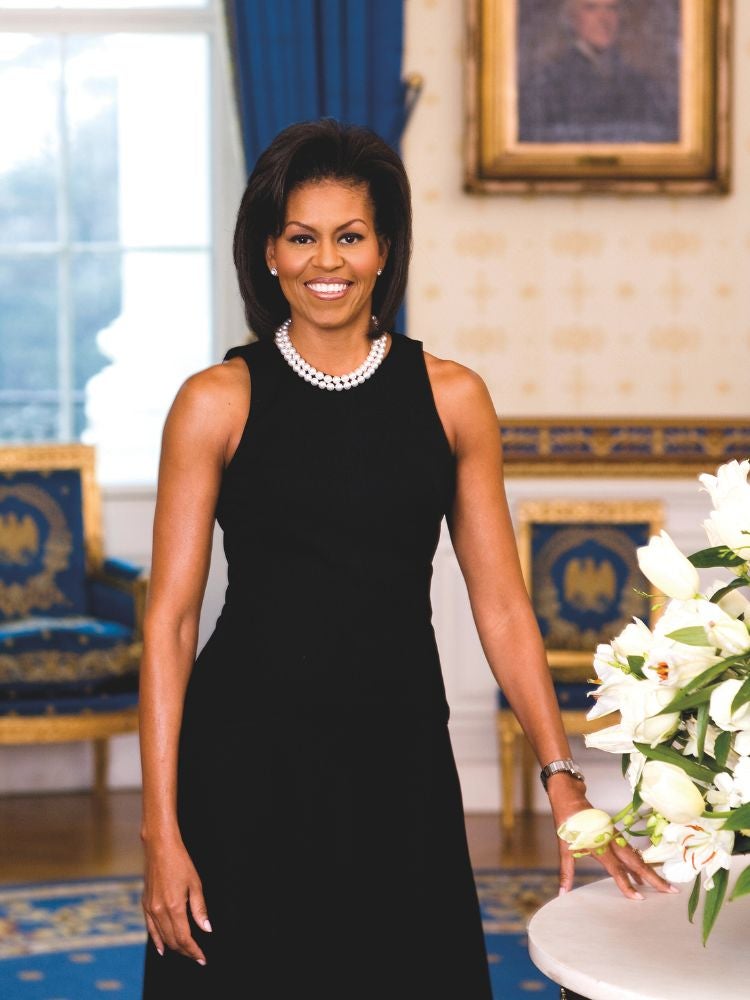 En su primera foto oficial como primera dama, publicada en marzo de 2009, Michelle Obama lucía un vestido negro sin mangas de Michael Kors, que complementó con un collar de perlas blancas. La criticaron por ser un look demasiado veraniego e informal.