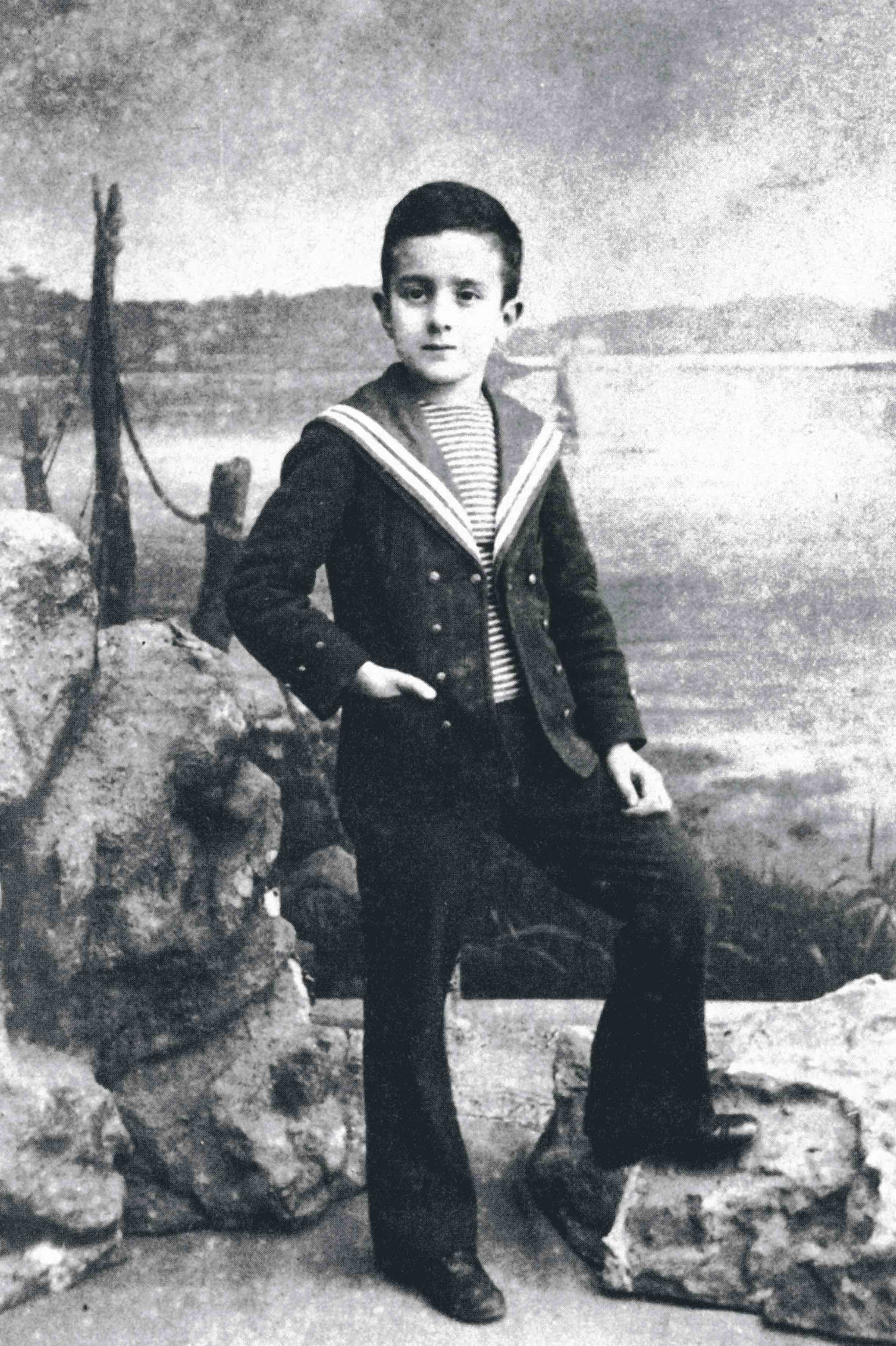 Fernando Pessoa creció en una familia burguesa, pasó su infancia entre Portugal y Sudáfrica, y llevó después una solitaria vida austera, sin casa estable, en modestas habitaciones que alquilaba. No mostraba ningún interés por ser conocido. Publicó muy poco en vida y apenas fue tratado de primera mano por muy pocas personas. Su consumo casi diario de aguardiente acabó con su vida tras una insuficiencia hepática en 1935, a sus 47 años.