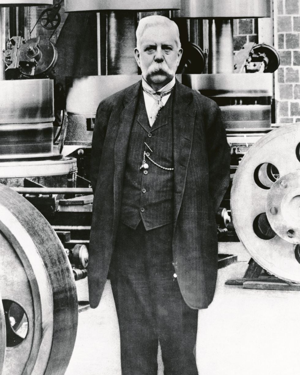 Westinghouse presenció un accidente ferroviario que lo llevó a obsesionarse con la seguridad. Apostó por la corriente alterna porque la consideraba más segura.