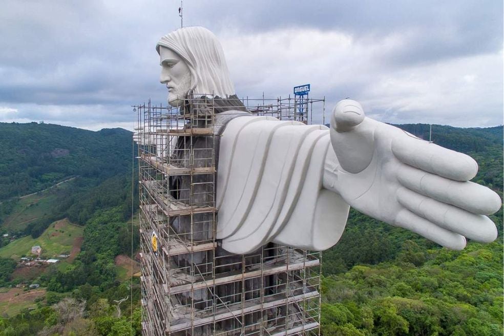 La 'reputación' y fama del Cristo Redentor de Río de Janerio es insuperable, pero el Cristo Protector de Encantado, también en Brasil (en la foto), supera en varios metros al icono mundial del Corcovado. Este se alza por encima de los 40 metros.