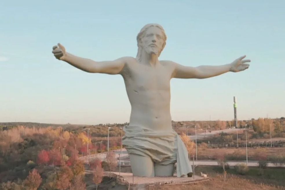 En las afueras de Madrid, el municipio de Boadilla del Monte impulsa el Proyecto del Sagrado Corazón: una imagen de Jesús de 37 metros que, si se cumplen los plazos podría inaugurarse en 2030. Por el momento, buscan reunir más de 10 millones de euros en un crowdfunding 'monumental'.