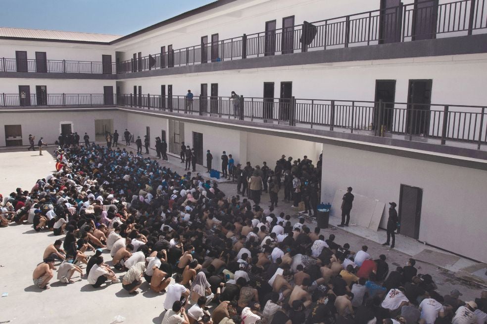 Trabajadores de centros de estafa rescatados por la Policía birmana. Unas 7000 personas de más de veinte países han sido esclavizadas por estas redes, que las engañan con promesas de buenos salarios.