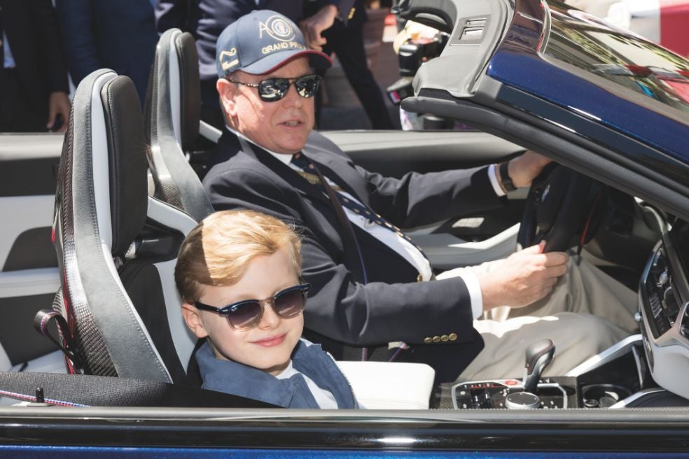Cada vez más el príncipe heredero Jacques acompaña a su padre en actos oficiales. En esta imagen, padre e hijo comparten coche durante la celebración del Gran Premio de Fórmula 1 de Mónaco.