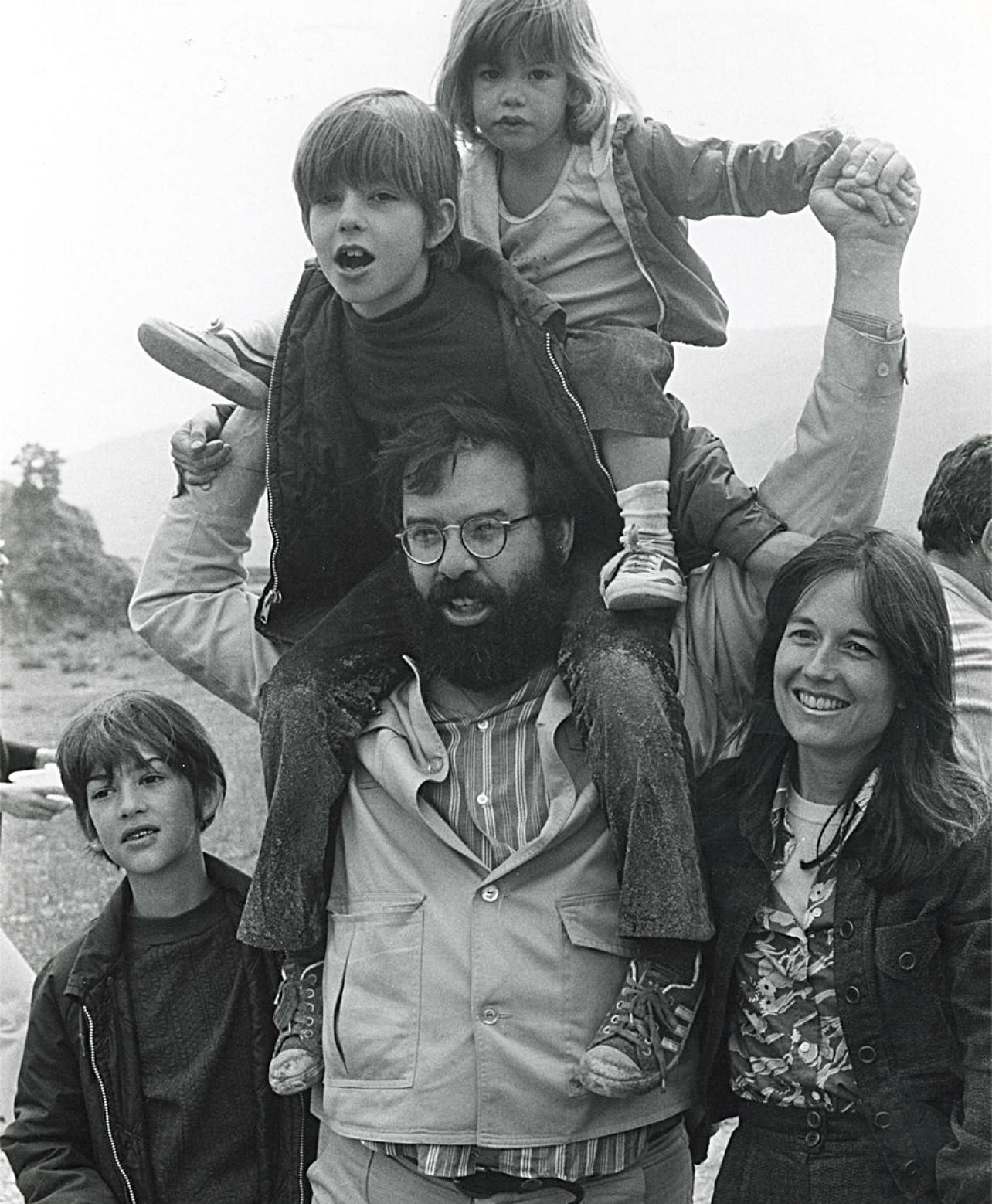 Los Coppola son toda una dinastía cinematográfica. Además de Francis y Eleanor, sus tres hijos —Gian-Carlo (izda., murió en un accidente náutico en 1986), Roman y Sofia— se han dedicado al cine. Su nieta Gia es directora y su nieto Jack, actor; aunque el más conocido es su sobrino Nicolas Cage, cuyo verdadero apellido es Coppola.