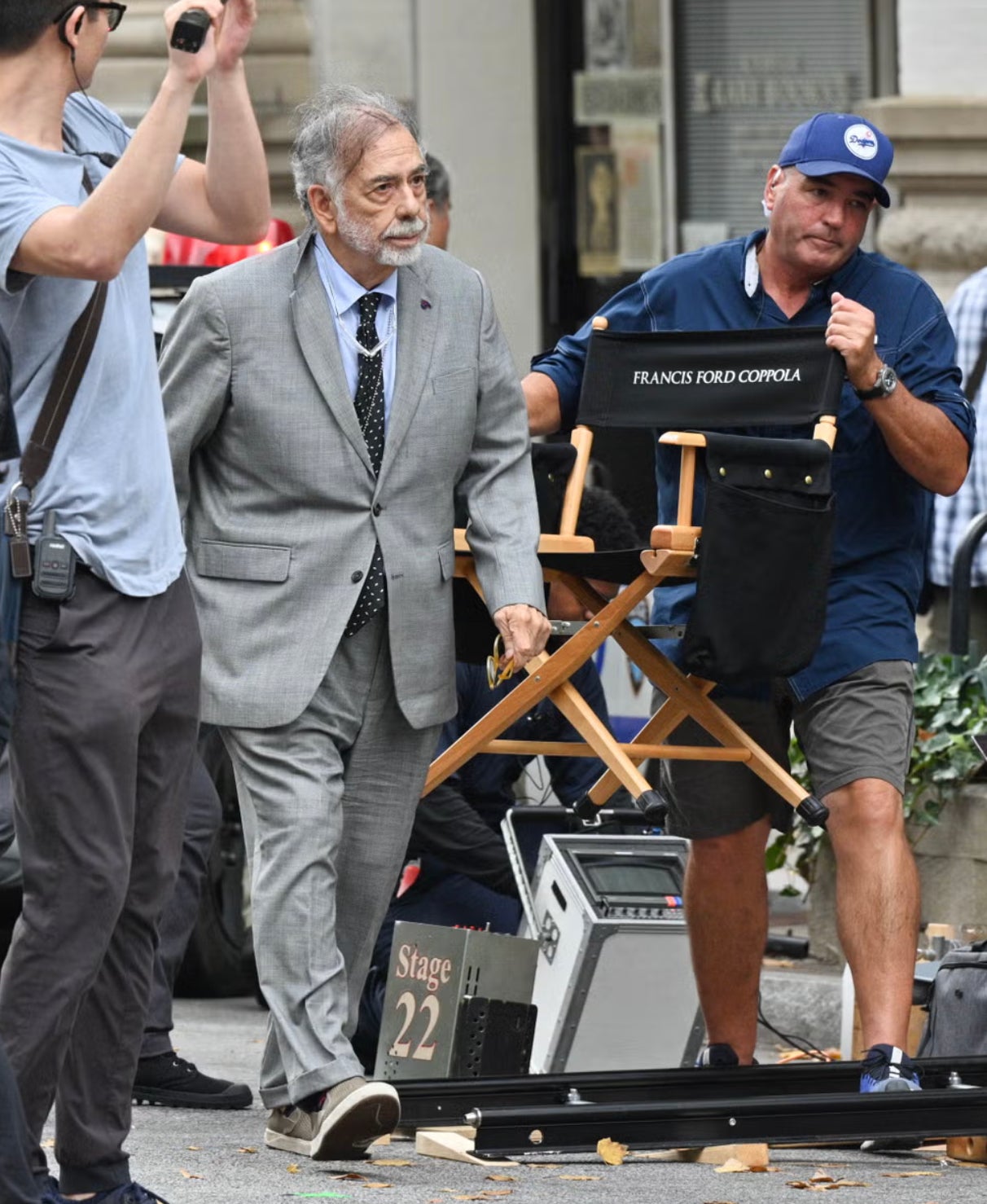 Coppola vendió una de sus bodegas para conseguir los 120 millones de dólares que le costó Megalópolis, su última película (en la foto, durante el rodaje), y el fracaso en la taquilla del filme (apenas ingresó 14,3 millones) fue de dimensiones épicas. Pero el director asegura que no se arrepiente, que la película es su apuesta personal y un ejercicio de «libertad creativa». Por si hubiese dudas, zanjó ante las críticas: «El dinero no importa».