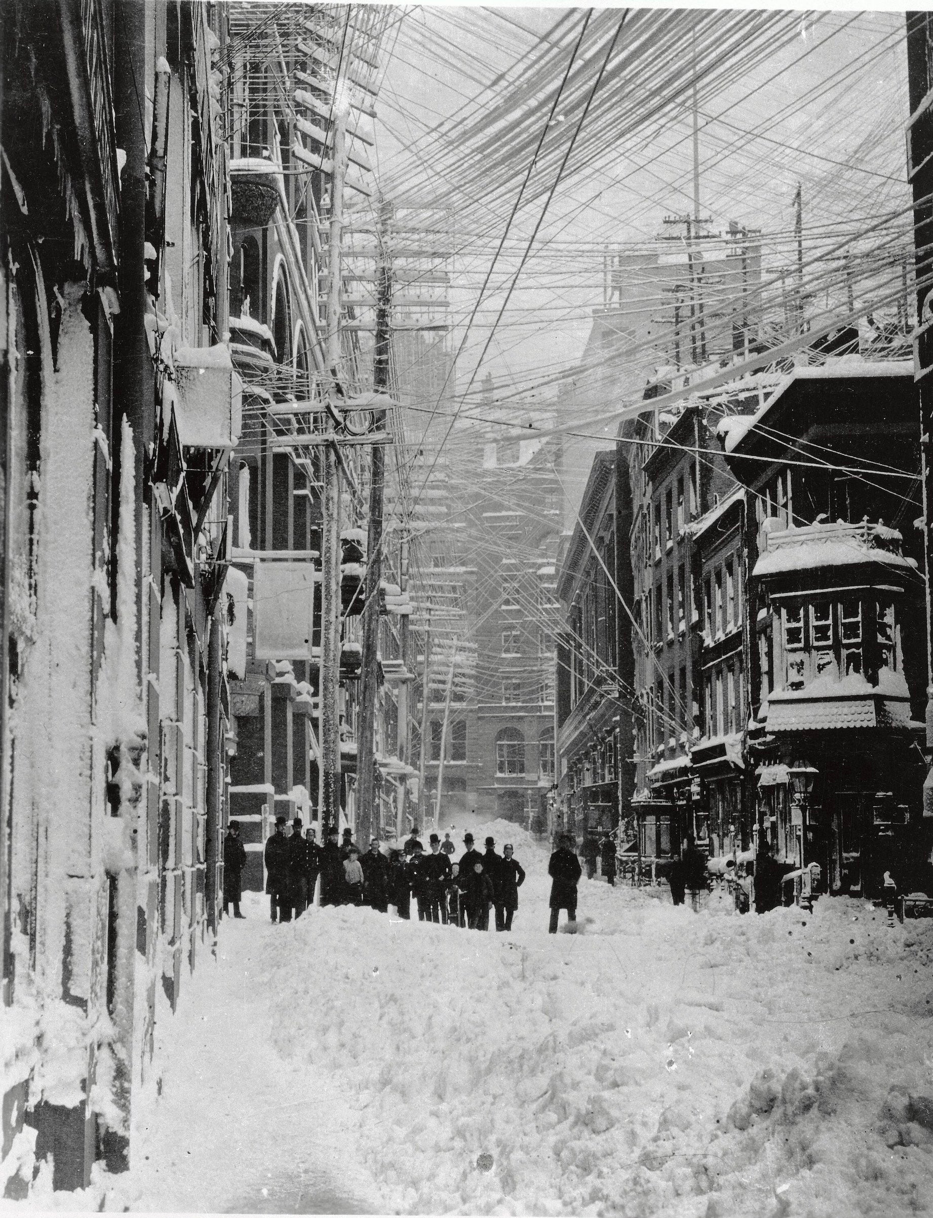 Cientos de líneas de corriente alterna sobre las calles de Nueva York en 1888. La electrocución de un niño con uno de estos cables durante una gran tormenta ese año fue uno de los casos citados por Brown para atacar la corriente alterna, como quería Edison.