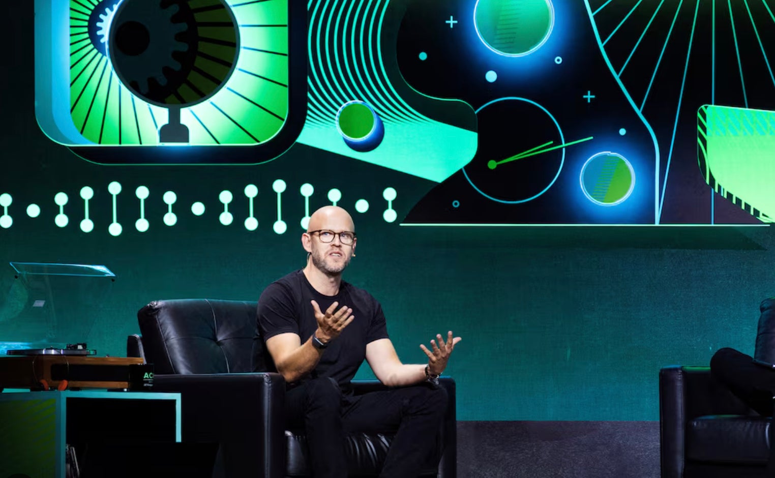 Ek mantiene el control estratégico de la compañía y expande su influencia más allá de la música, con inversiones en inteligencia artificial y defensa que han reabierto el debate sobre qué —y a quién— financia realmente cada reproducción.