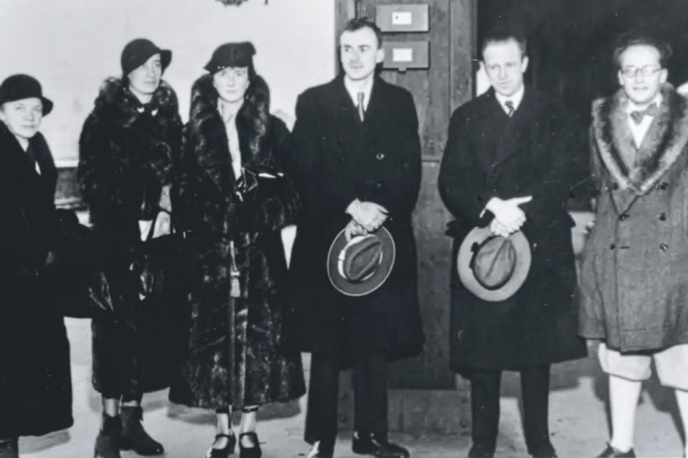 Paul Dirac, Werner Heisenberg y Erwin Schrödinger junto con sus esposas en 1933. Entre los tres revolucionaron la física y nuestra comprensión del mundo subatómico.