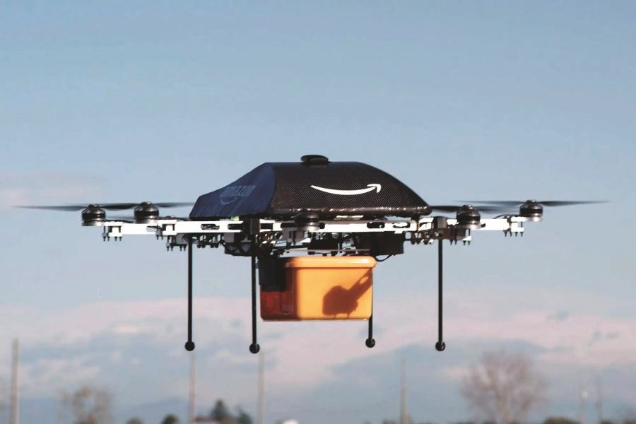 ¿Es un pájaro o un avión? No, es un dron de Walmart. La cadena de supermercados estadounidense ya tiene entregas por vía aérea en un centenar de tiendas. Amazon también lo ofrece en Estados Unidos y plantea traerlo a Europa. En España, Correos ha realizado alguna prueba en espacios muy acotados.