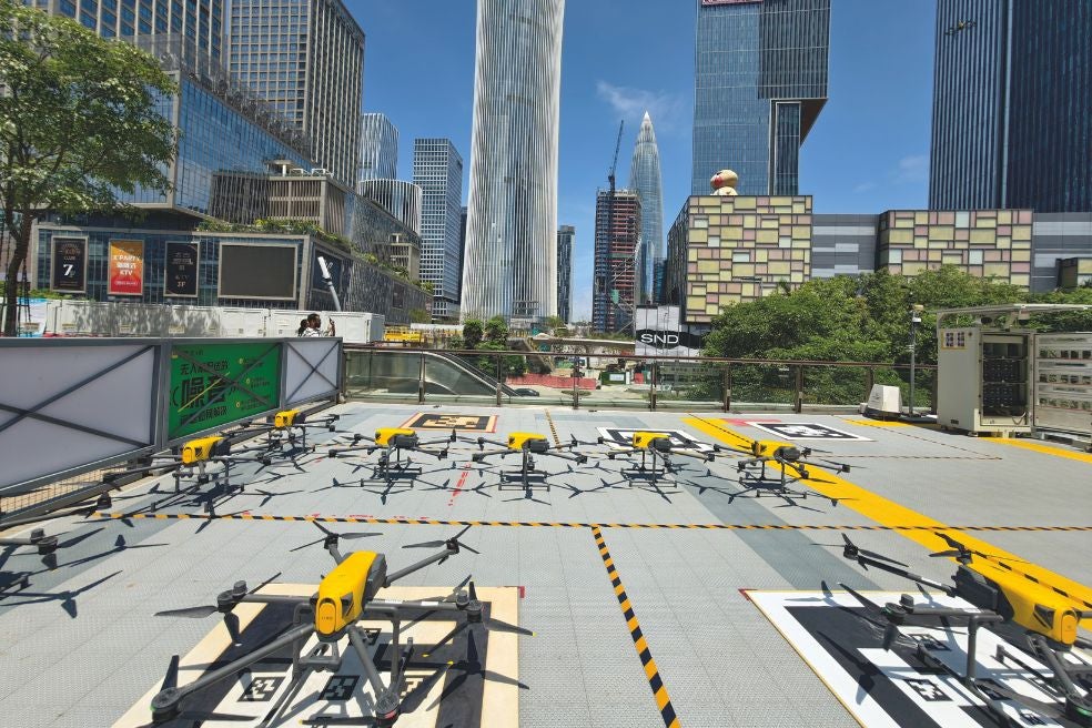 En China, la azotea de un centro comercial se ha convertido en el parking de estas naves. De aquí despegan. Las rutas están calculadas para que la comida llegue caliente.