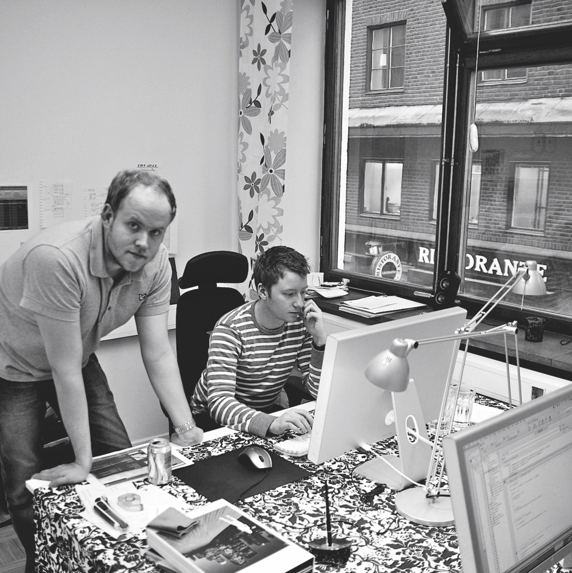 Daniel Ek, en 2007, en el piso de Estocolmo donde nació Spotify, con el diseñador y programador Rasmus Andersson. El socio fundador de Ek fue Martin Lorentzon, de quien está distanciado ahora. Lorentzon trabaja en proyectos de integración de inmigrantes en Suecia.