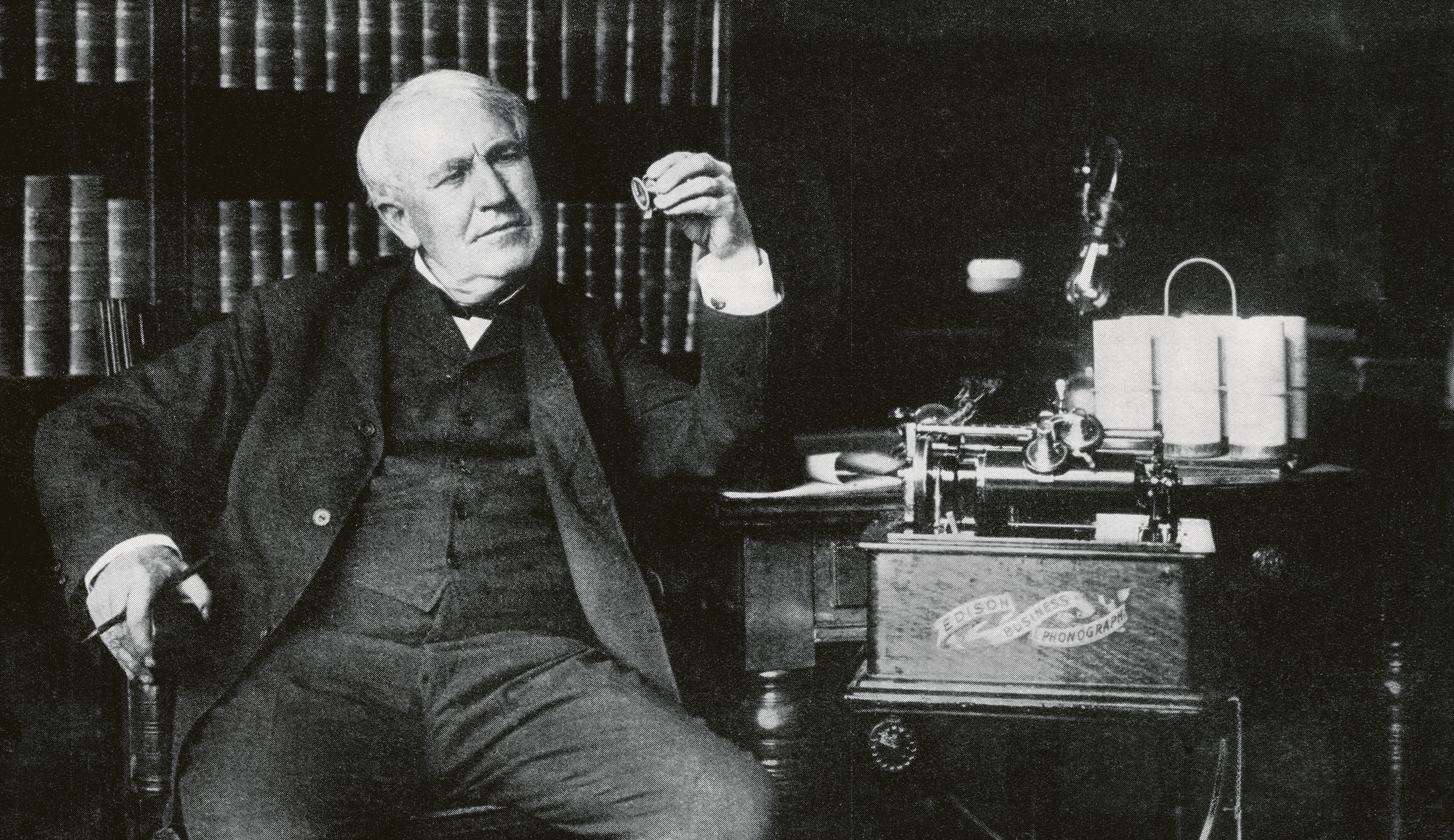 Edison sabía que si triunfaba la corriente alterna perdería millones de dólares invertidos por bancos y empresas que apostaron por su tecnología.