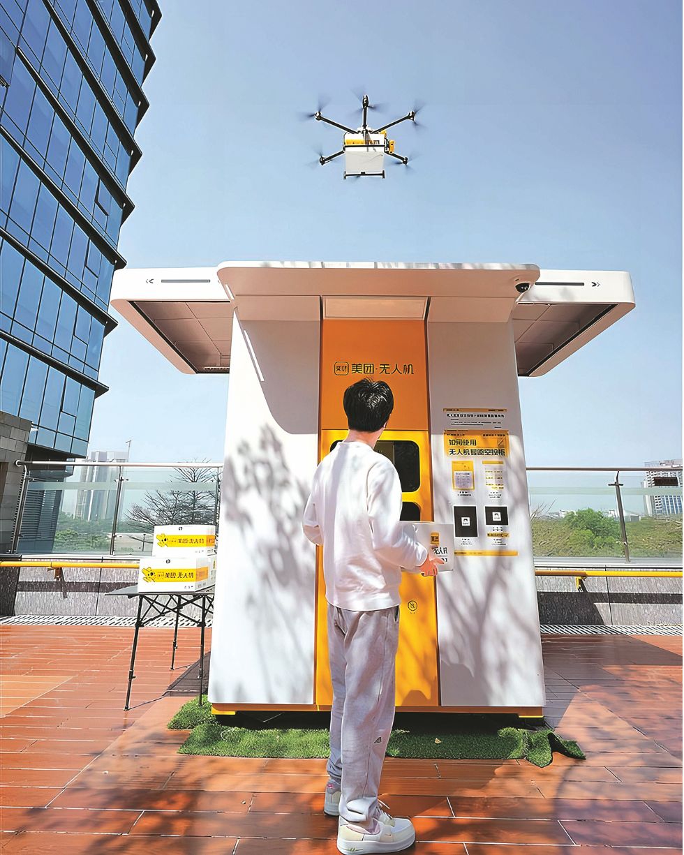 El dron lleva una caja con un pedido de pollo rebozado y alitas. El aparato aterriza en este contenedor y suelta la caja en su interior. Solo el que sepa el número clave podrá recoger el pedido.