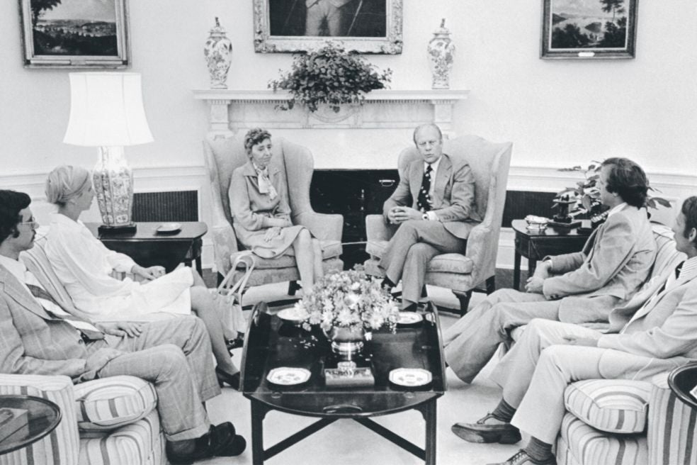 Los responsables del infame programa de la CIA salieron indemnes de la investigación del Senado. Solo fueron indemnizadas las pocas víctimas que denunciaron. El presidente Gerald Ford se disculpó con la familia del científico Frank Olson, que se suicidó después de que la CIA le administrara LSD.