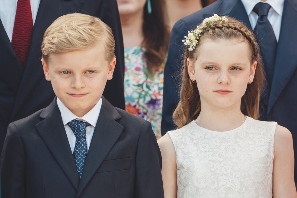 Los mellizos Jaime y Gabriela nacieron con dos minuto de diferencia. Ella es mayor que él, pero en Mónaco se mantiene la ley sálica: el varón tiene preferencia sobre la mujer en la sucesión.