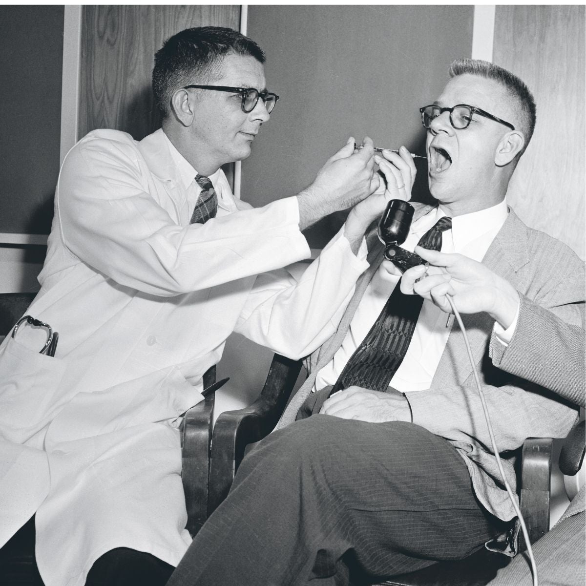 El doctor Williams administra LSD a su colega Pfeiffer, presidente del Departamento Farmacológico de la Universidad Emory, en un experimento con LSD en 1955. El micrófono es para grabar sus sensaciones.