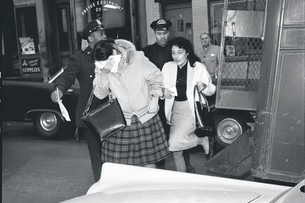 Los primeros en sufrir los experimentos de control mental fueron sospechosos de ser espías. Luego se extendieron las aberraciones a delincuentes, ciudadanos convencionales de Estados Unidos, estudiantes (que creían que recibían tratamiento médico) o clientes de prostitutas contratadas por la CIA.