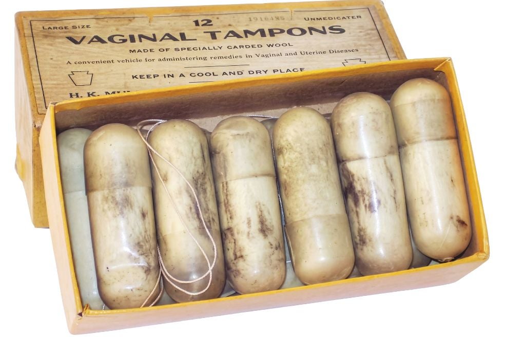 El primer tampón se lanzó en 1936 bajo el nombre de Tampax. Su inventor fue Earle Cleveland Haas, se le ocurrió que una solución sería aplicar el mismo principio de los tampones quirúrgicos que se usan en las cirugías para absorber sangre.