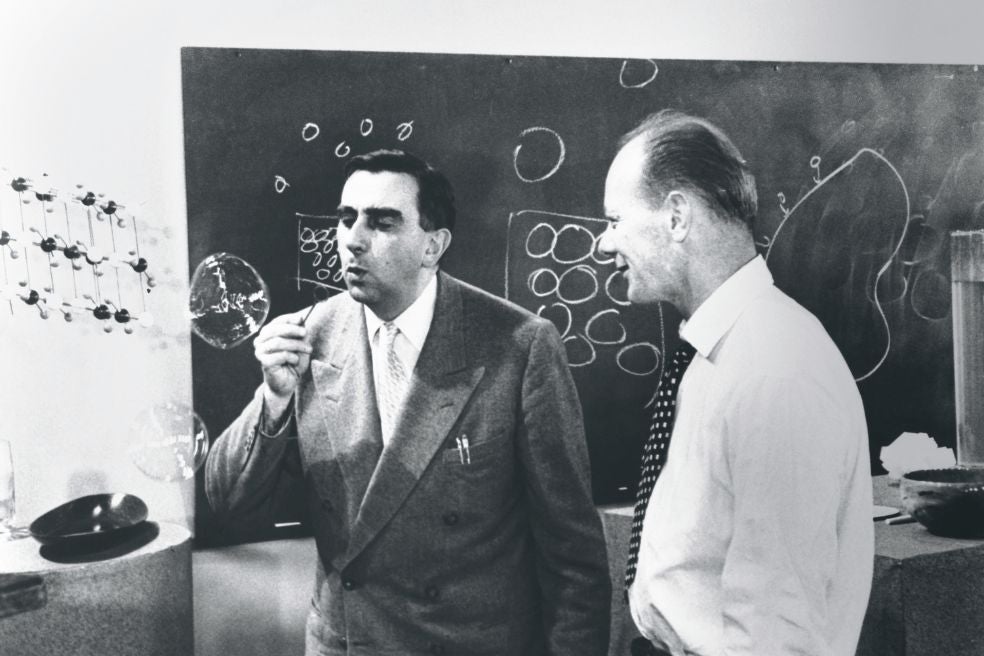 El físico Edward Teller, conocido como el padre de la bomba de hidrógeno, hace pompas de jabón mientras lo observa Hans Bethe, quien demostró que el vacío cuántico era real y no solo teoría.