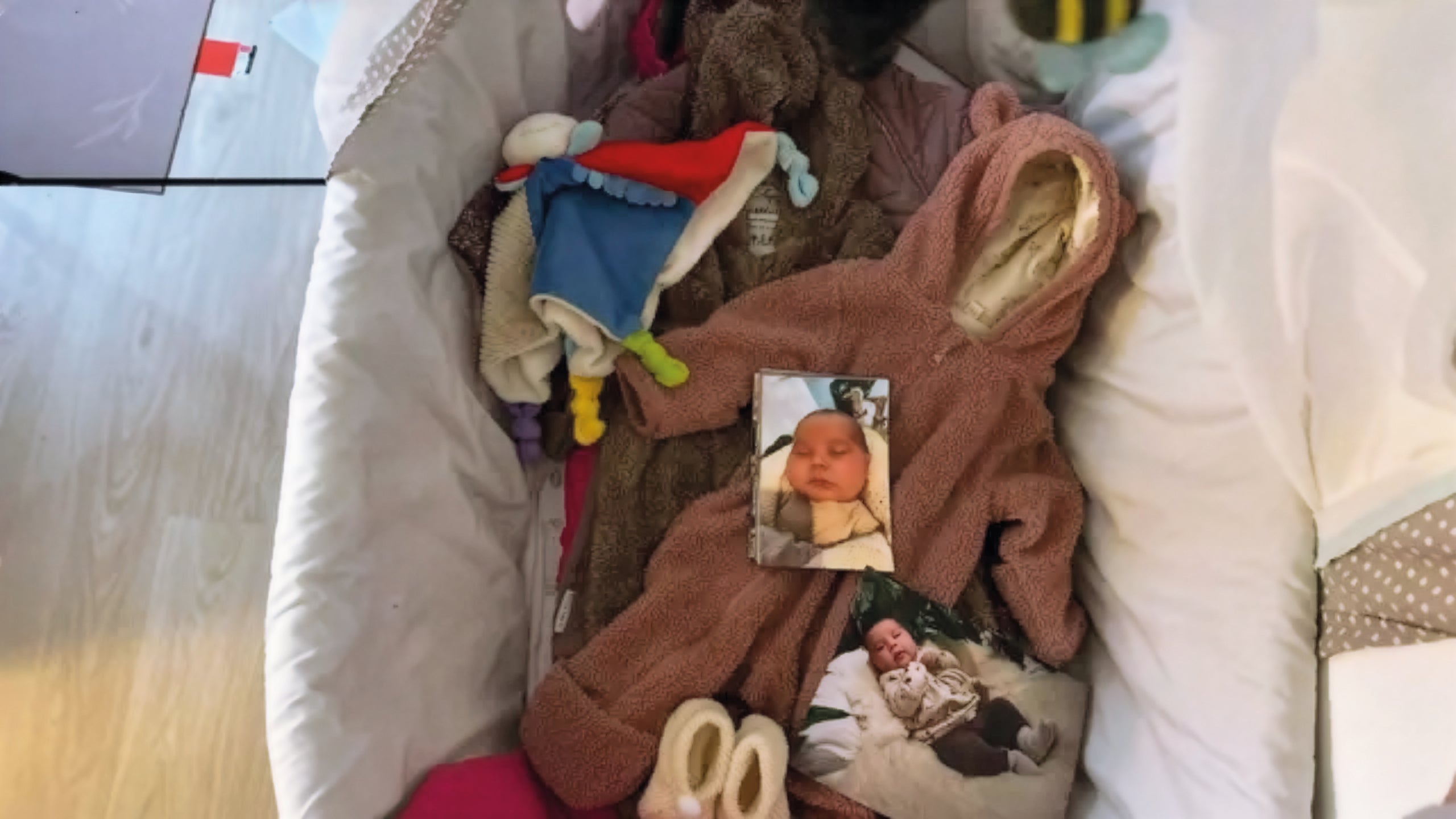 Keira y la cunita de su bebé. Ahora, esta madre solo puede visitar a su hija una vez por semana durante hora y media. «Zammi ahora llama 'mamá' a su madre adoptiva», dice. Su abogada, que representa a varias mujeres groenlandesas que han vivido situaciones similares, asegura que durante las pruebas Keira no contó con asistencia letrada.