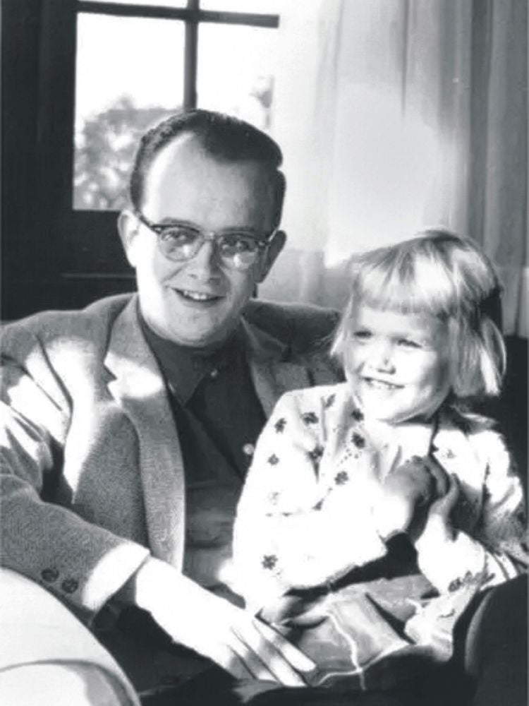 Everett defendió que el universo se divide en múltiples ramas paralelas. La comunidad científica lo ignoró y acabó alcoholizado. Su hija (a la izda, con él) se suicidó años después. Dejó una nota: «Me voy a reunir con papá en un universo paralelo».