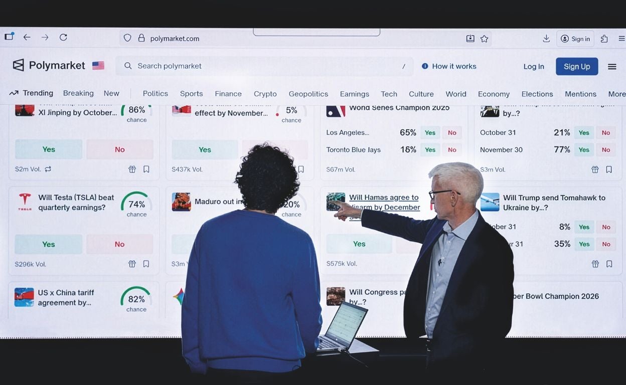 Coplan (aquí, de espaldas), creador de Polymarket, explica al presentador de 60 minutes, Anderson Cooper, cómo funciona su plataforma. Los usuarios pueden apostar 'sí' o 'no' a un resultado. Las probabilidades y su evolución en tiempo real se muestran junto a cada pregunta.