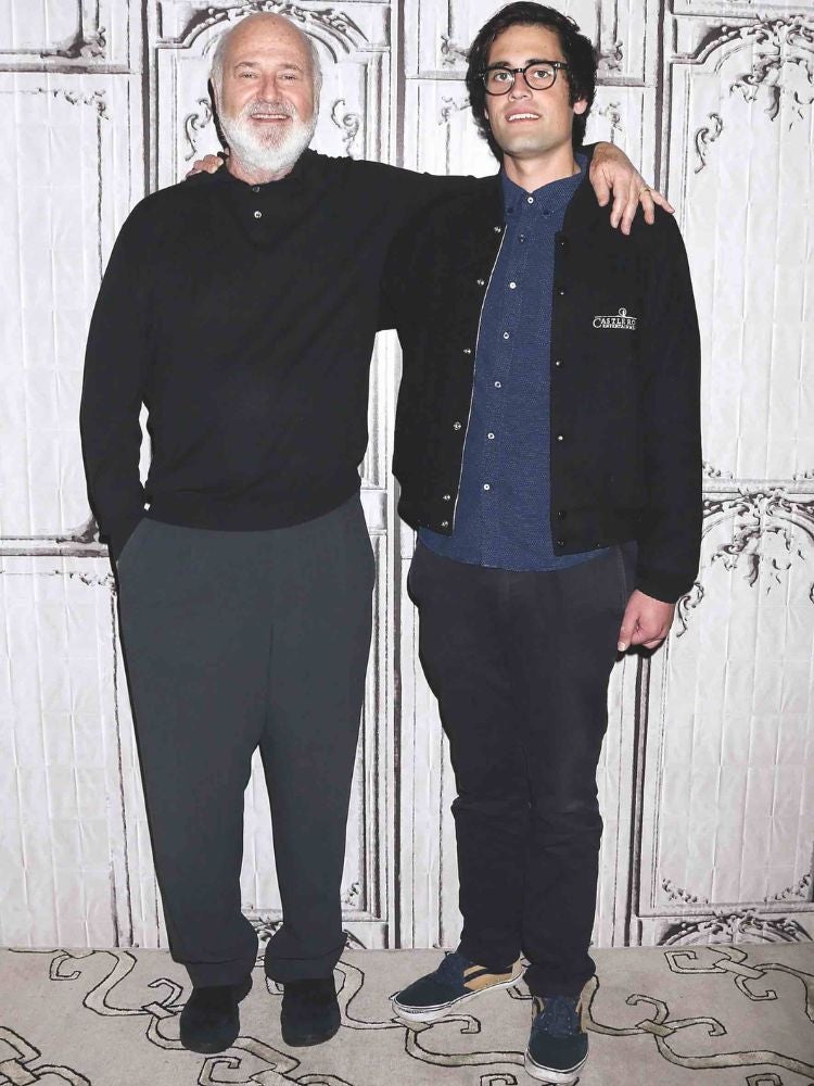 Reiner y su hijo Nick en 2015, cuando promocionaban la película Being Charlie, un guion del propio Nick basado en su experiencia como adicto e hijo de un famoso. Rob creyó que ayudaría a Nick a superar su problema. La película no funcionó en taquilla. Tampoco en la vida real...