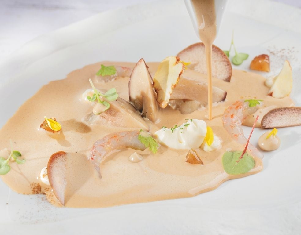 Crema ligera de hongos con quisquillas crudas