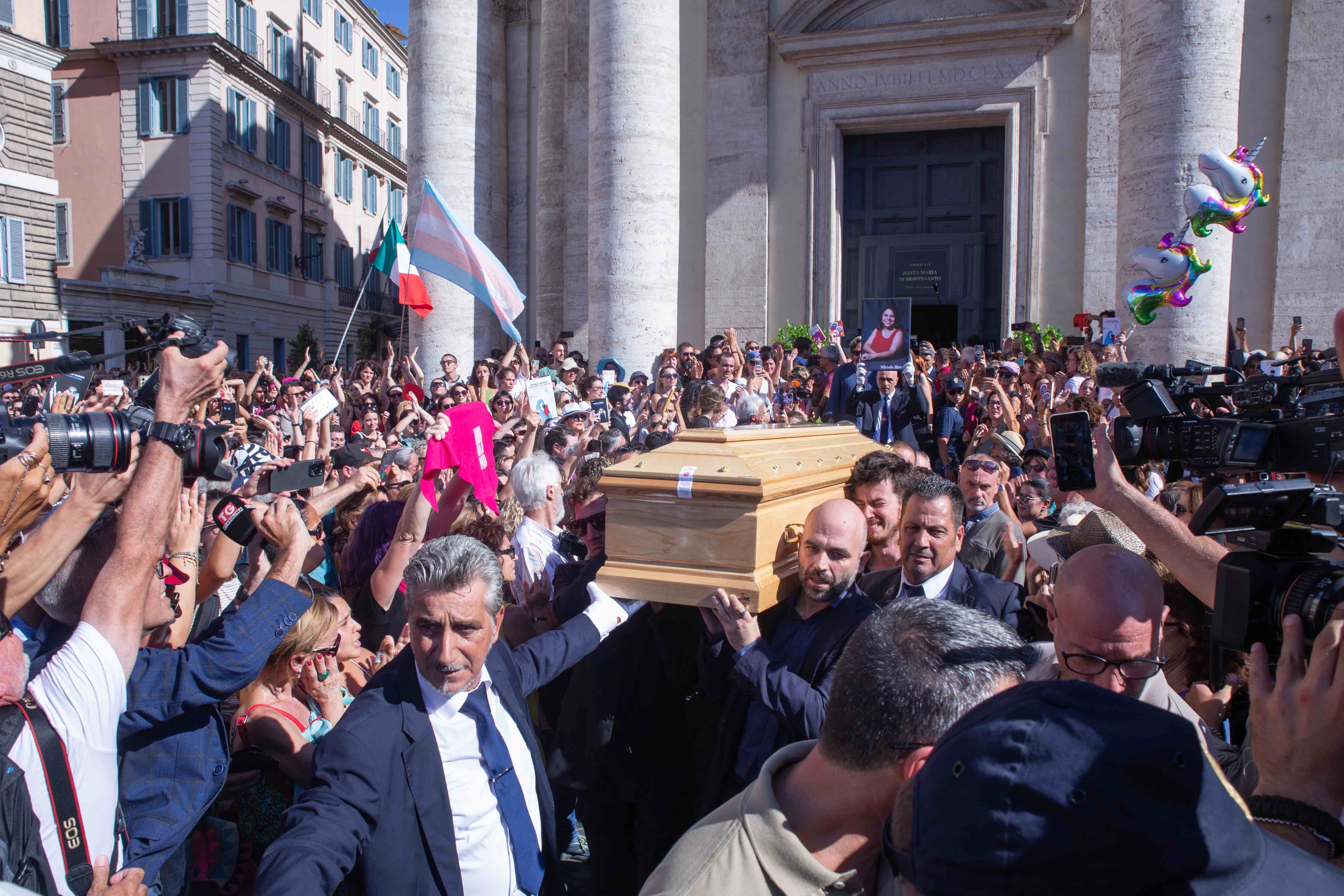 En el multitudinario funeral de Michela Murgia, Roberto Saviano –gran amigo suyo, comían cada semana– fue uno de quienes cargaron su féretro. Es el primero, de adelante, con camisa azul, sin corbata.