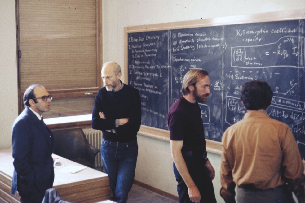 Kip Thorne (tercero por la dcha., en la Escuela de Física de Les Houches en 1972 con los físicos Yuval Ne'eman y Bryce DeWitt) recuperó la idea de los agujeros de gusano para explicar cómo se 'comunican' los distintos universos, base del guion de la película Interstellar.