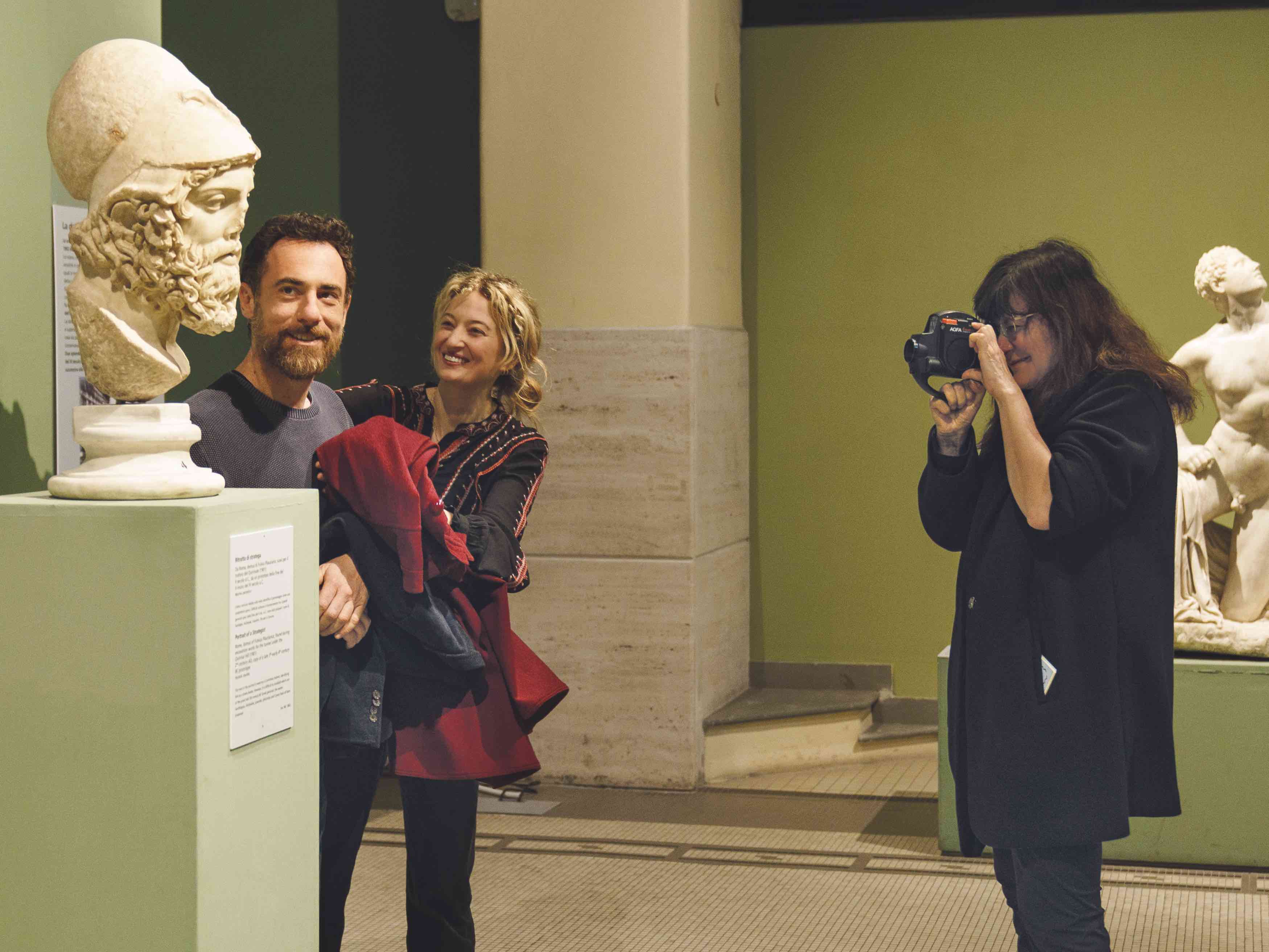 La directora catalana durante el rodaje de una escena con los destacados protagonistas de su nuevo filme, Alba Rohrwacher y Elio Germano. Como en todas sus películas, Coixet opera la cámara; es de las pocas cineastas que lo hacen.