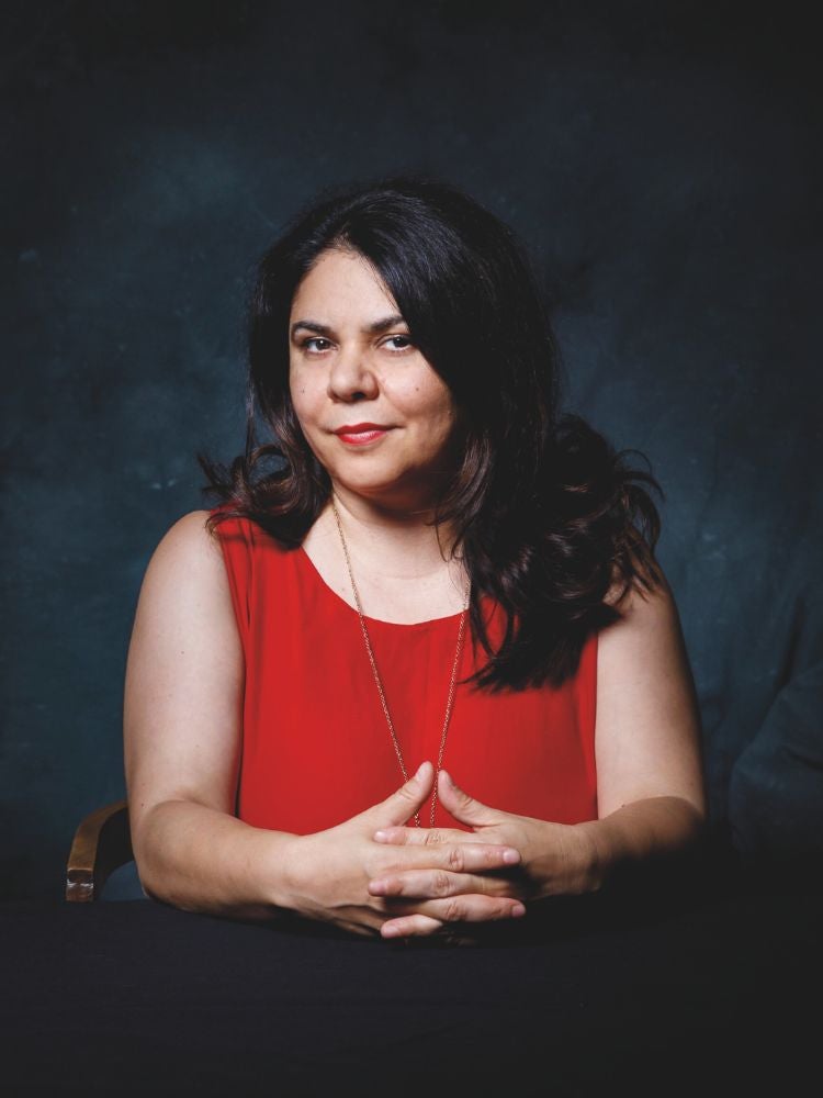 Michela Murgia (1972-2023), escritora y política sarda, fue una celebrada figura en Italia. Tres cuencos (en el que se inspira el filme de Coixet) es su último libro, un volumen de relatos escrito antes de morir, publicado ya al castellano por Altamarea y prologado por la directora catalana.
