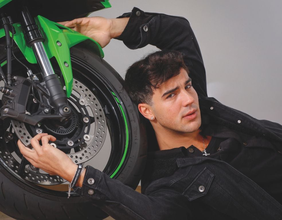 Óscar Casas: «Con Ana Mena empecé con mal pie: me hice el chulo con la moto y me di una torta»