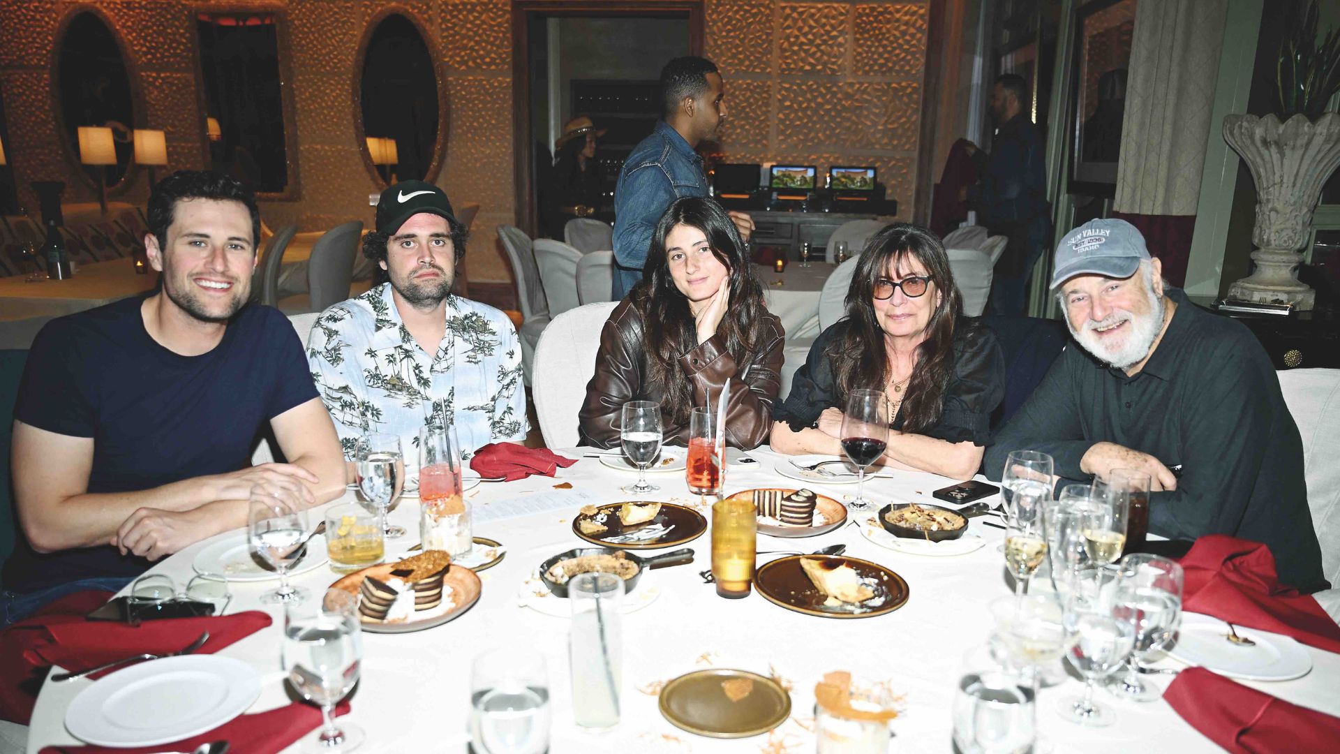 Nick Reiner (segundo por la izda.), de 32 años, entre su hermano mayor, Jake, de 34, y su hermana menor, Romy, de 29, junto a sus padres, Michelle y Rob, en una foto tomada en septiembre de 2025, dos meses antes del crimen.