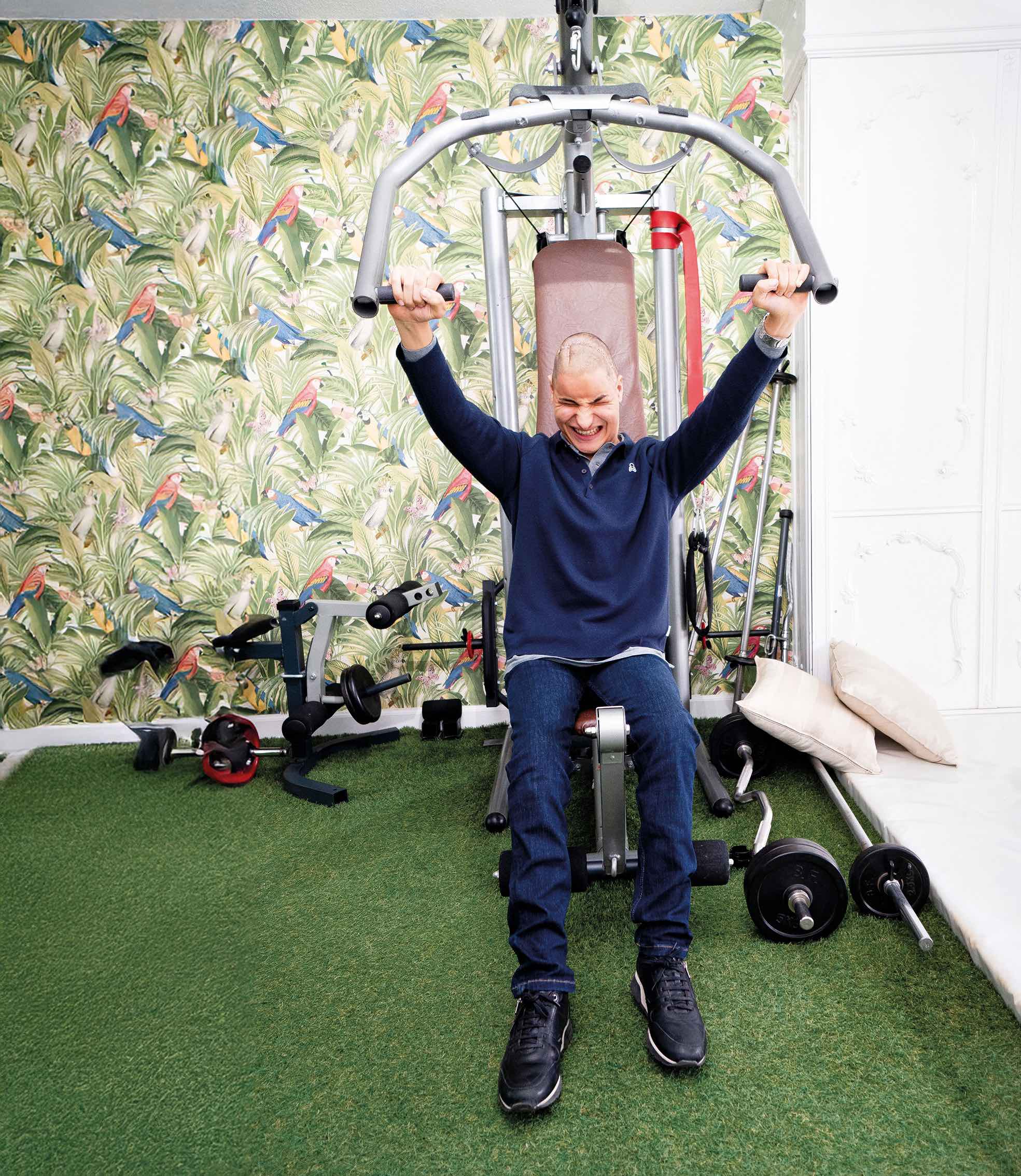 Roque sigue una rehabilitación concienzuda, que incluye entrenar, mucha terapia y tocar la batería: «Me exige coordinar brazos y piernas, no es nada fácil».