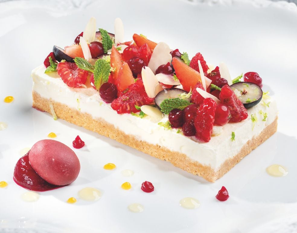 Tarta hojaldrada y cremosa de ciruelas claudias