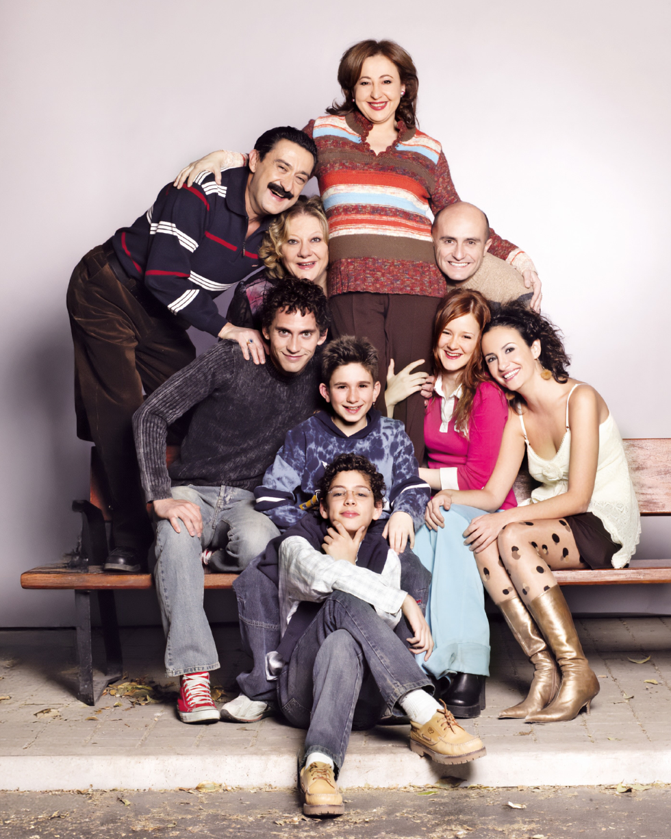 Aída se emitió durante nueve años, desde el 16 de enero de 2005 (foto) hasta el 8 de junio de 2014. Fue creada por Nacho G. Velilla y producida por Globomedia como un spin-off de la serie 7 vidas, en la que Carmen Machi interpretaba un personaje secundario. Machi quiso dejar Aída en la sexta temporada y entonces entró Miren Ibarguren, que hacía el papel de Soraya, su hija mayor.