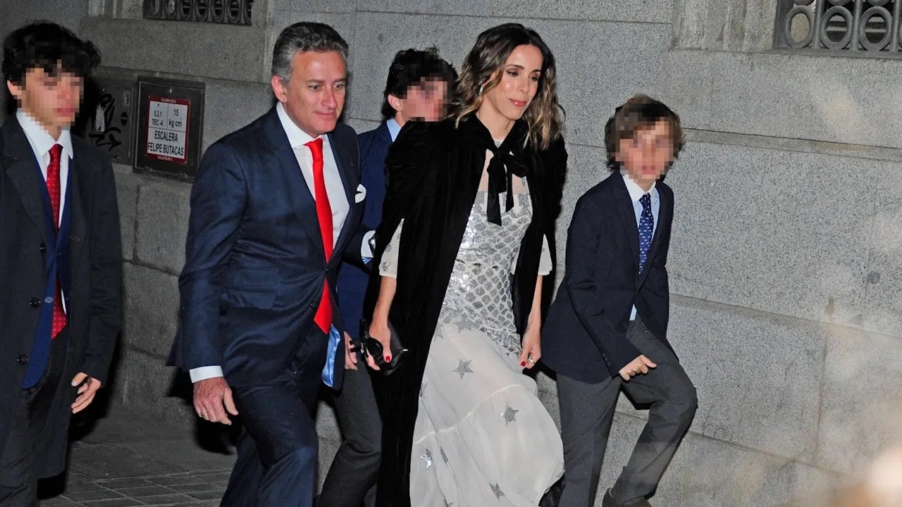El matrimonio Agag-Aznar con sus hijos, llegando a una fiesta recientemente.