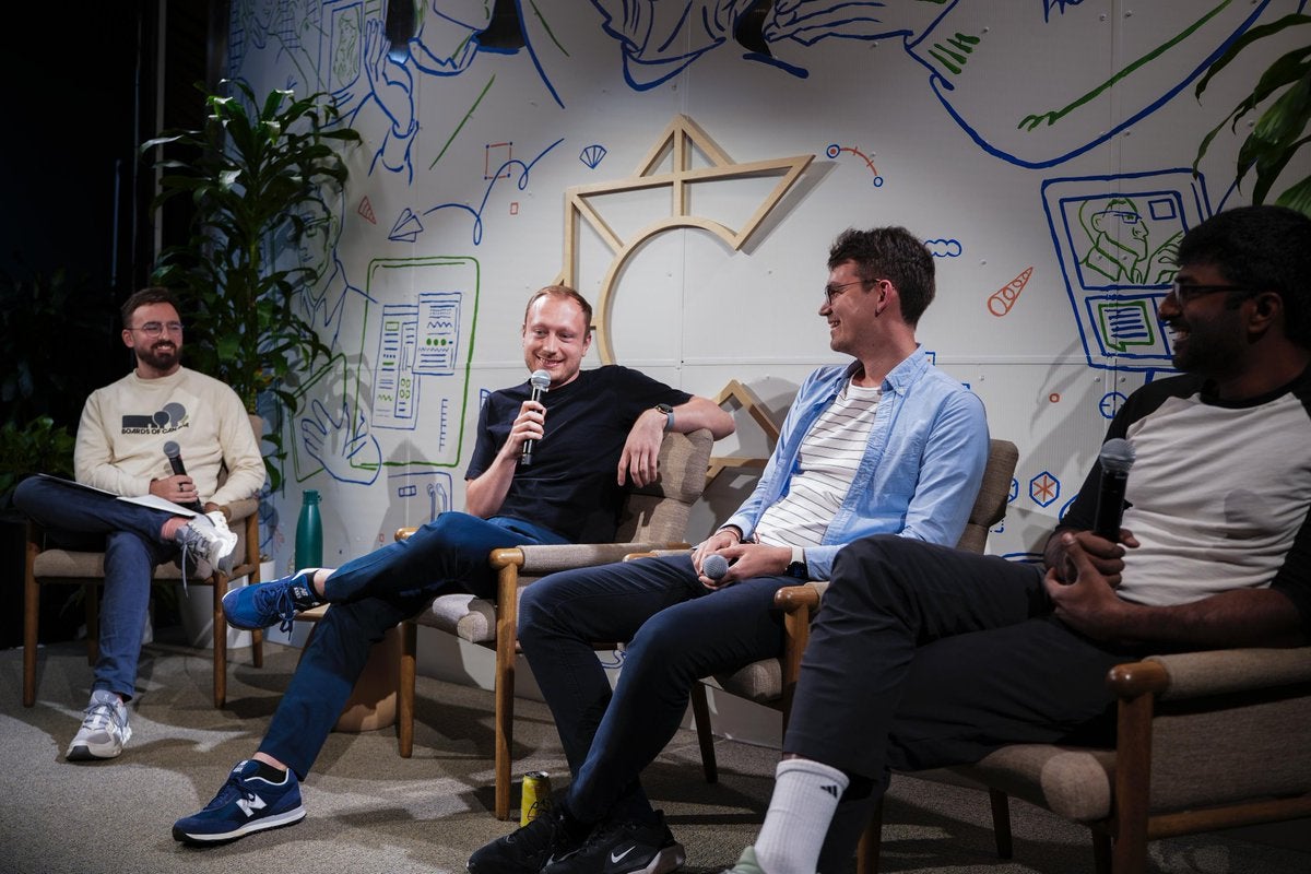 Danijar Hafner (con el micrófono).