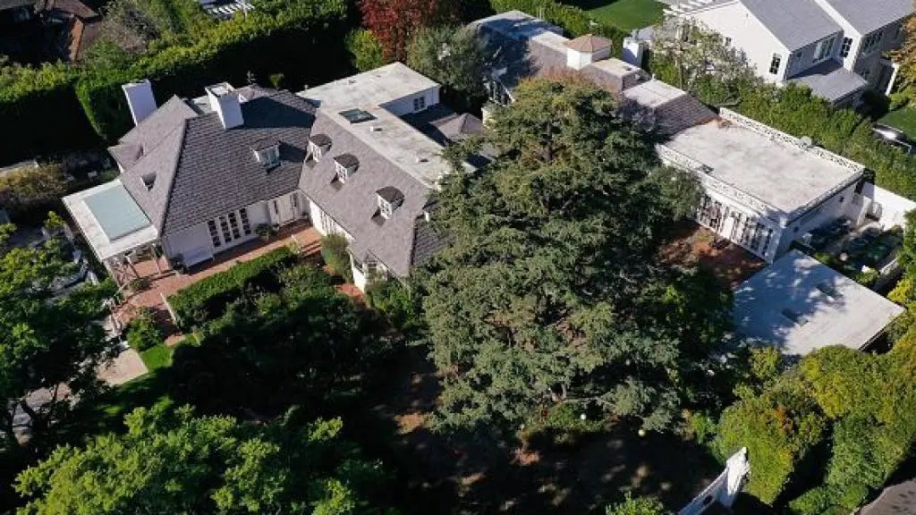 Situada en el exclusivo barrio de Brentwood, en Los Ángeles, la mansión de los Reiner acabó convertida en el escenario de un escalofriante crimen. Allí Nick apuñaló de madrugada a sus padres hasta la muerte. Sus cuerpos no fueron hallados hasta la tarde del mismo día por su hija Romy.