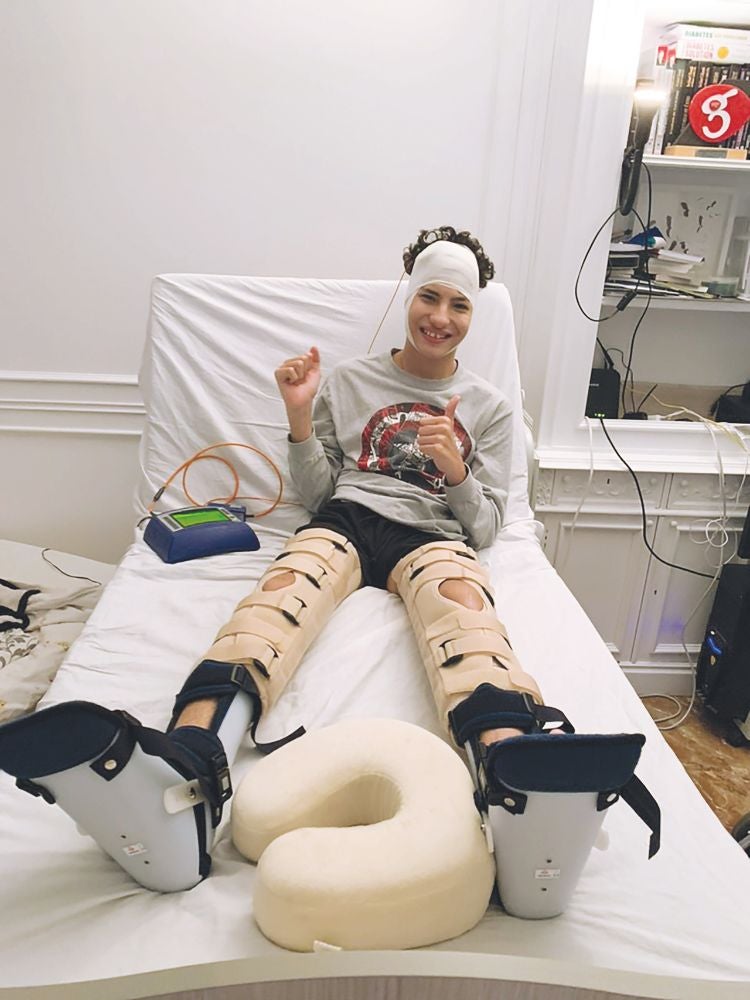 Lleva más de 50 operaciones. Antes de que lo metan en el quirófano escucha rock: AC/DC casi siempre. Conocer a Brian Johnson, el vocalista de la banda, fue una de sus grandes alegrías.