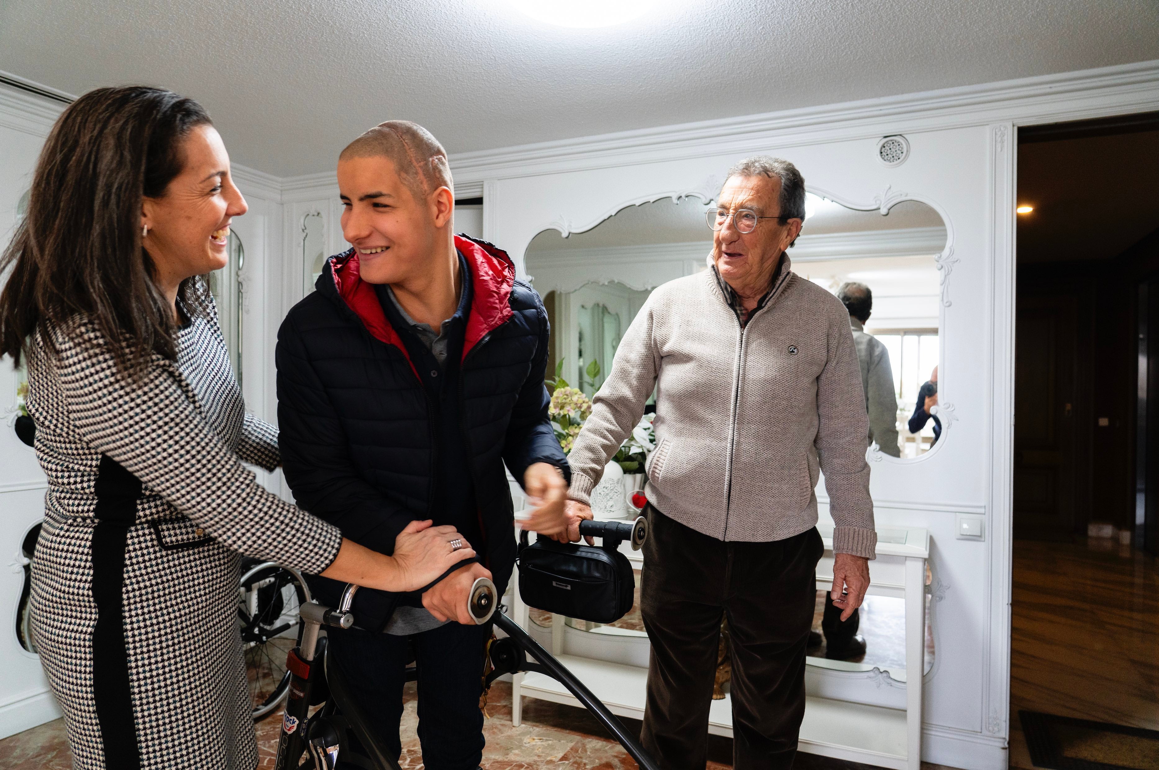 A mediodía llega su abuelo a buscarlo. Comen juntos todos los días. «Es la persona a quien más quiero —dice Roque—. Es como un enchufe que me carga de energía».