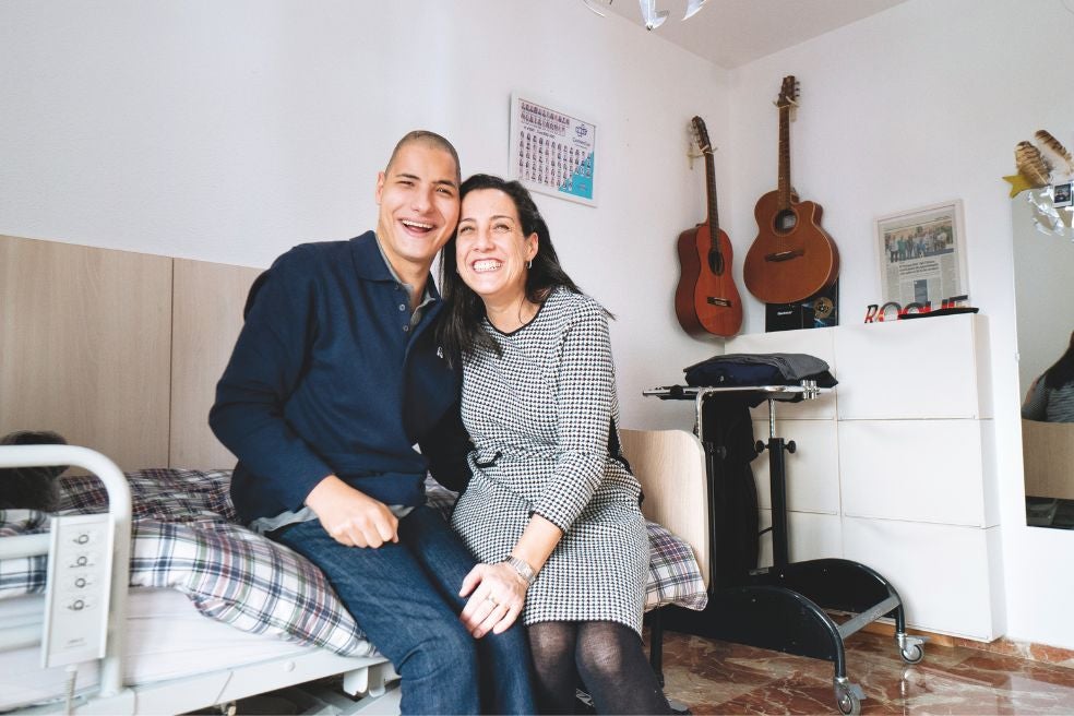 La familia ha hecho de Roque un luchador. «Vi una entrevista en que [el músico y actor] el Langui agradecía a sus padres que pusieran el colacao en la balda más alta porque así tenía que esforzarse», cuenta su madre, María. Y aplicó la misma norma. Roque ha crecido con todo el apoyo, pero sin compasión.